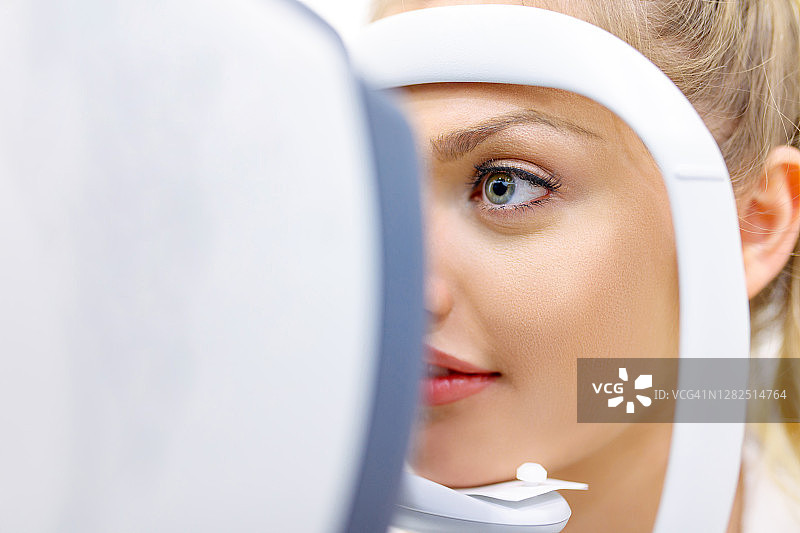 使用眼科折射仪进行视力测试图片素材