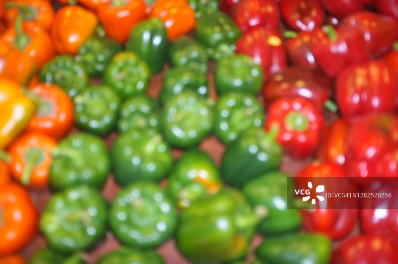 绿色、红色和橙色甜椒，散焦，全画幅，彩色背景图片素材