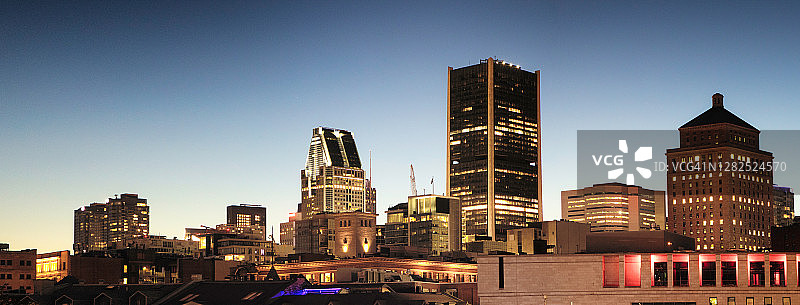 蒙特利尔市中心夜景全景（办公楼顶部）图片素材