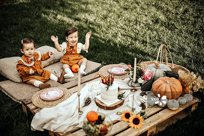 庆祝生日和万圣节的双胞胎男孩图片素材
