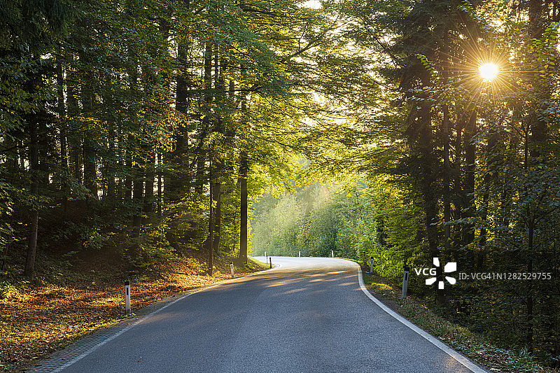空无一人的道路图片素材