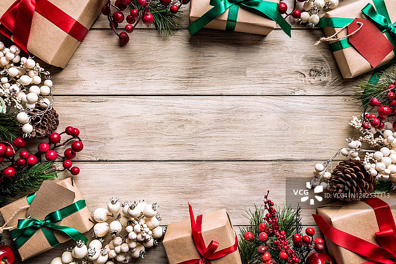 乡村木桌上的圣诞礼物俯视图，带复制空间图片素材
