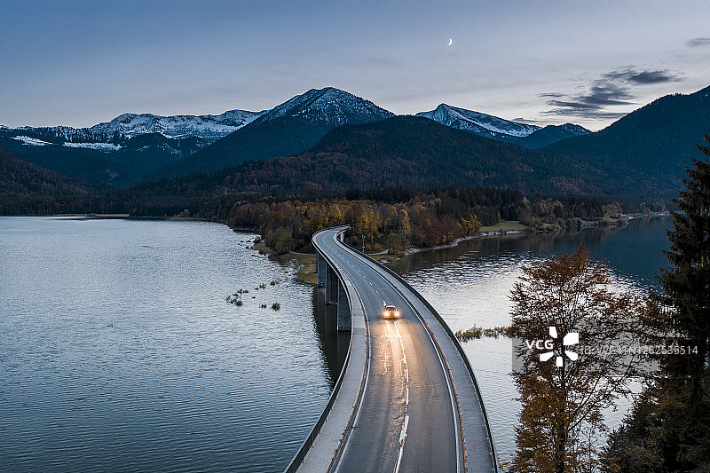 汽车驶过德国锡尔文施泰因湖大桥图片素材