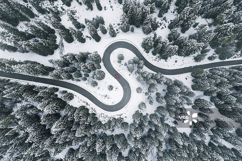 冬季森林中蜿蜒道路的航拍视角图片素材