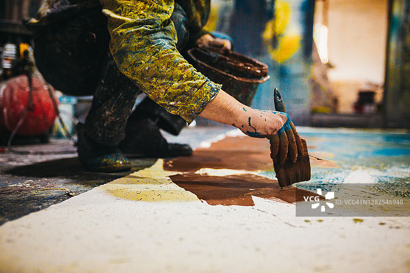 艺术家粉刷地板图片素材