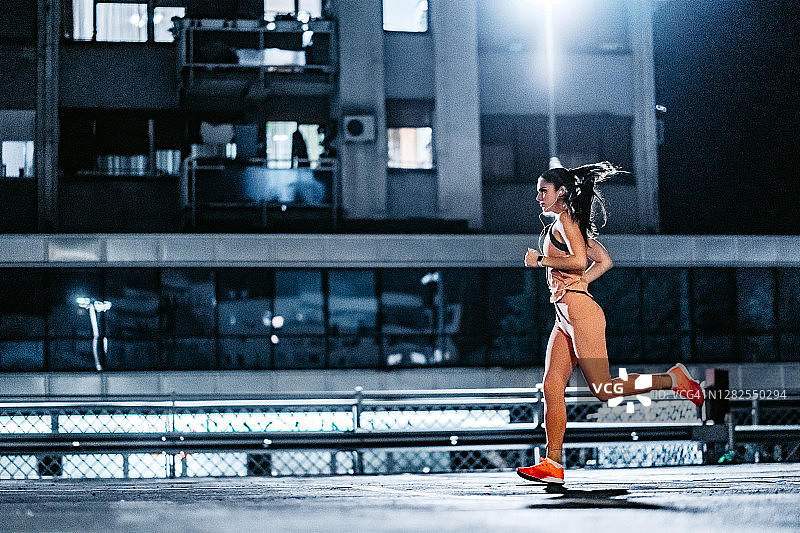 在公共车库慢跑图片素材