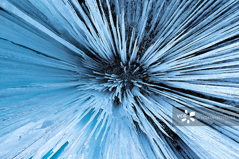 仰望加拿大艾伯塔省班夫国家公园黑豹瀑布的冰柱图片素材