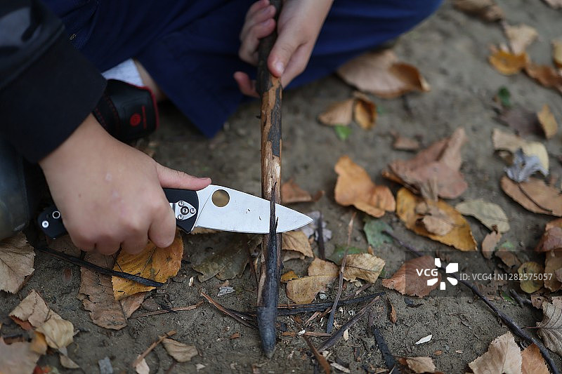 秋季露营的小男孩图片素材