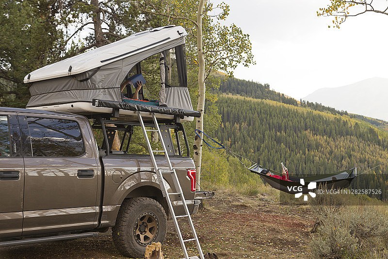 汽车露营时的模拟读数图片素材