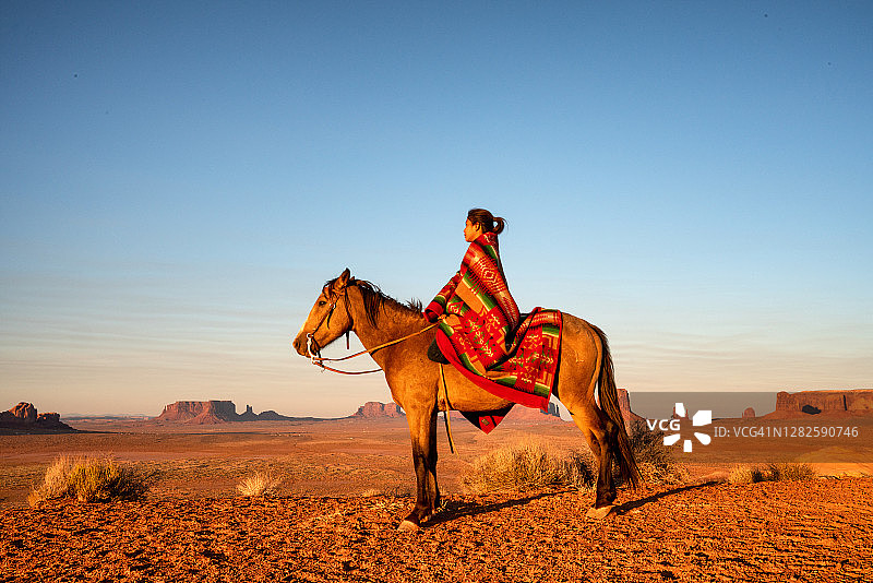 纪念碑谷印第安人保留地：亚利桑那州北部沙漠中美丽的纳瓦霍印第安女孩户外肖像图片素材