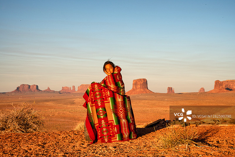 纪念碑谷印第安人保留地：亚利桑那州北部沙漠中美丽的纳瓦霍印第安女孩户外肖像图片素材