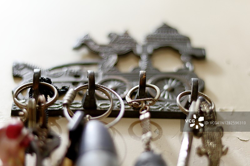 低角度拍摄：挂着钥匙的钥匙链图片素材