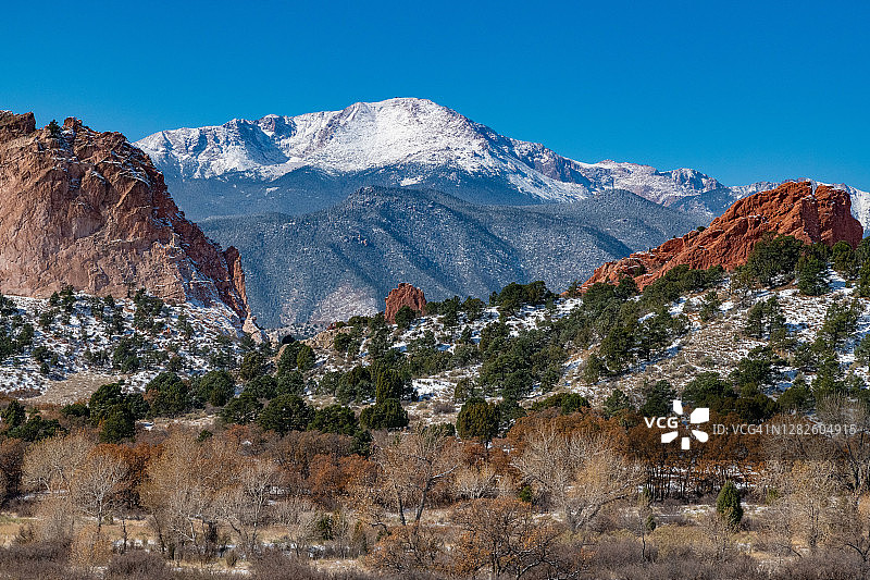 冬季降雪后众神花园的派克斯峰高耸岩层图片素材