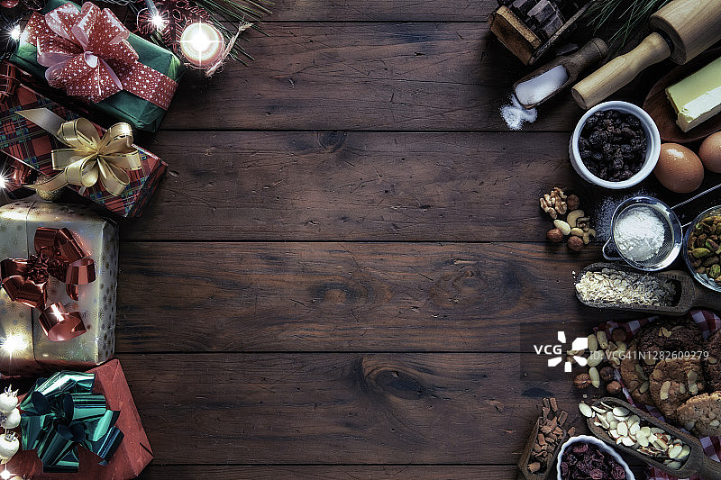 制作巧克力坚果饼干和圣诞礼物，形成带有复制空间的框架图片素材