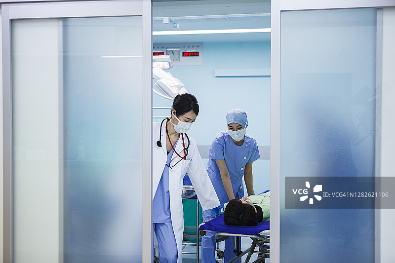 医生将病人送往手术室图片素材