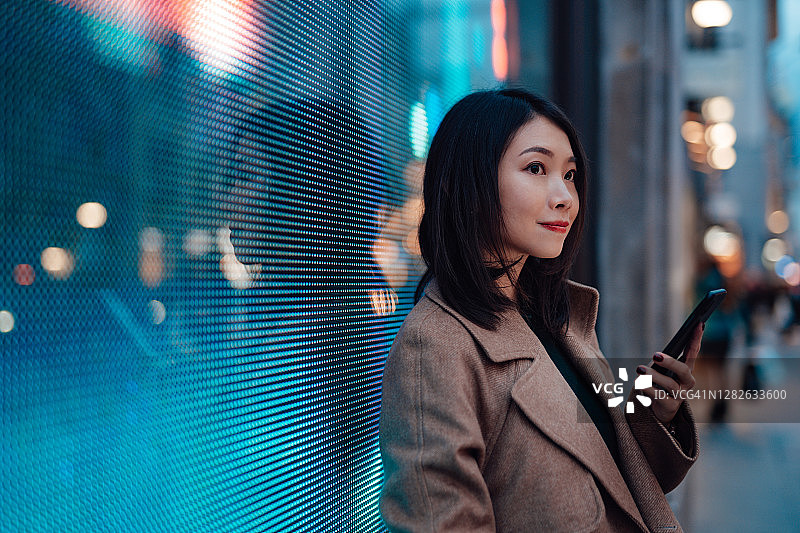 街头年轻女人手机连接未来图片素材