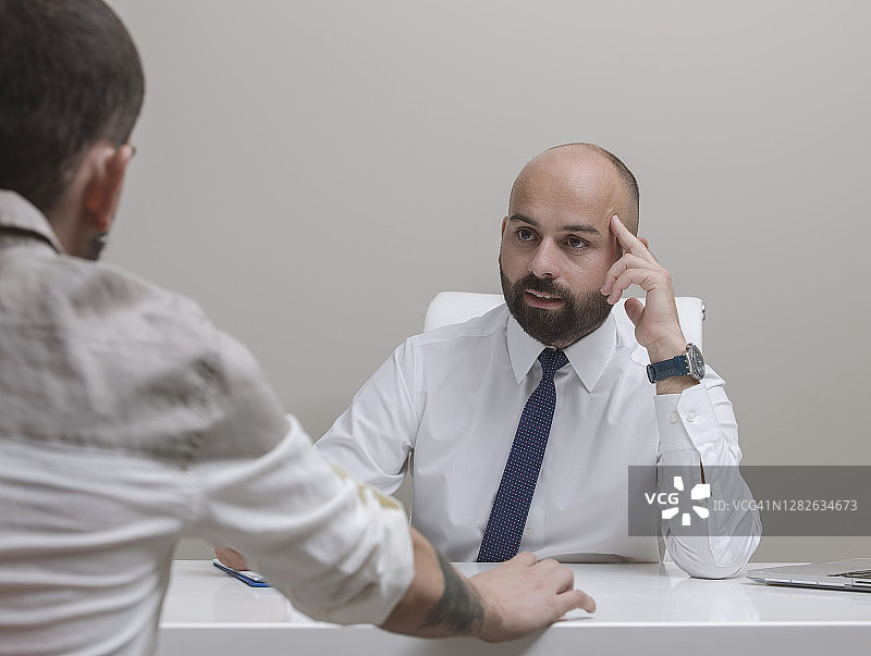 年轻男人与心理医生进行心理治疗图片素材