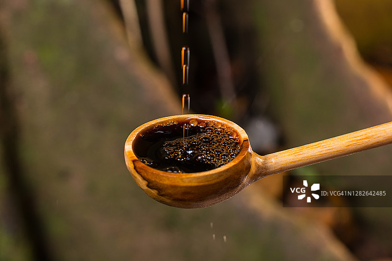用勺子舀瓜拉纳糖浆图片素材