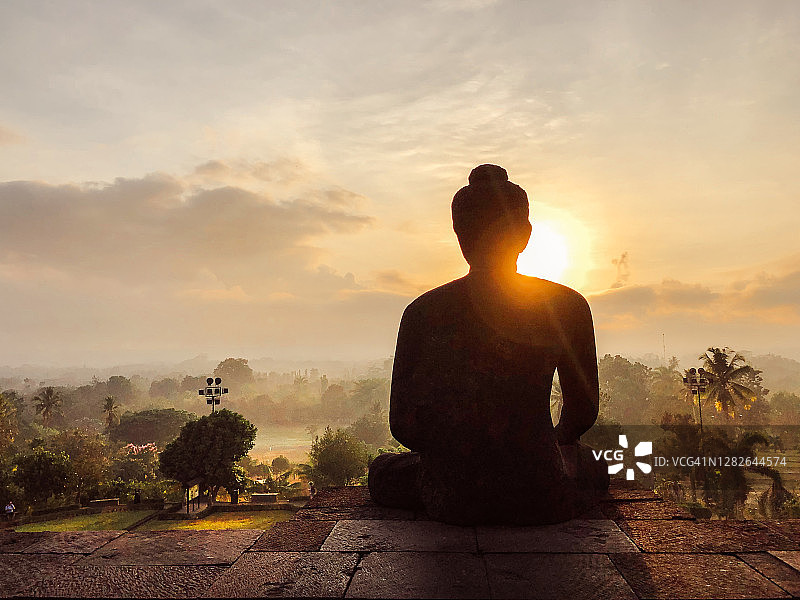 黎明时分的佛像图片素材