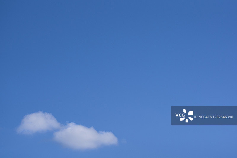 蓝天中的两朵白云图片素材