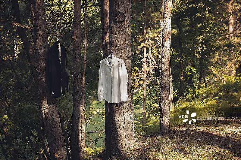 森林背景下的衬衫西装：新郎的婚礼准备图片素材