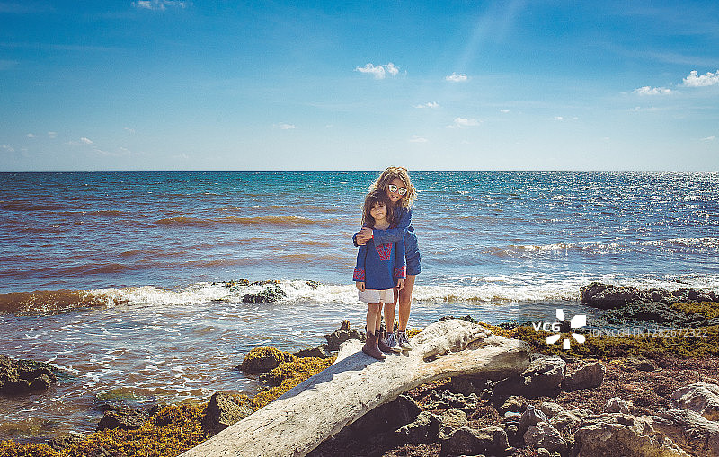 孩子们在海滩上探索热带风光图片素材