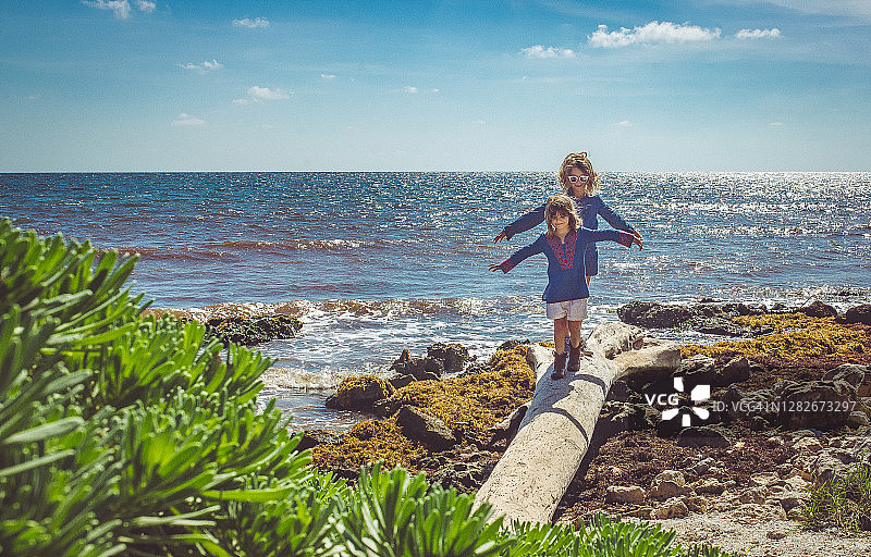 在热带海滩上玩耍的快乐儿童图片素材
