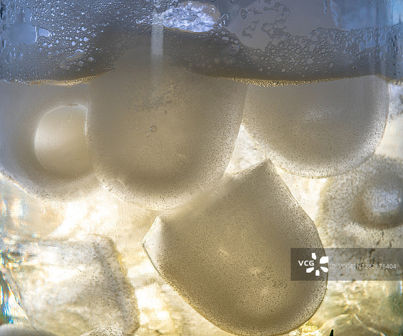 圣诞主题玻璃杯中的拉格啤酒图片素材