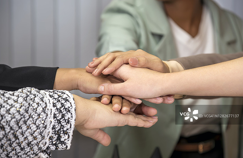 一群女人的团队合作精神图片素材