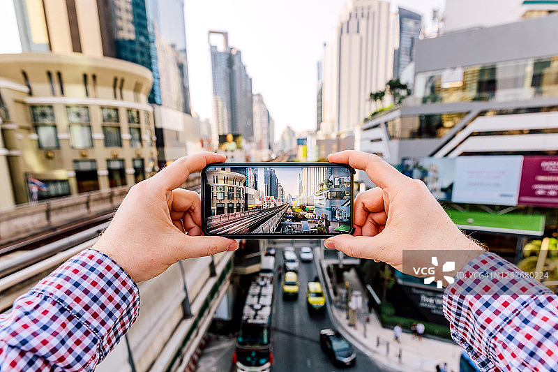 游客用智能手机拍摄曼谷天际线，个人视角图片素材