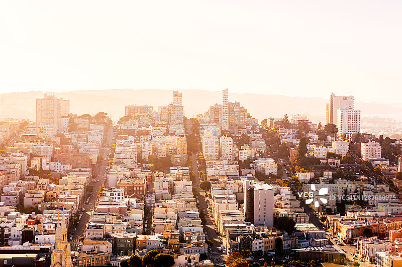 日落时分美国加利福尼亚州旧金山天际线鸟瞰图图片素材