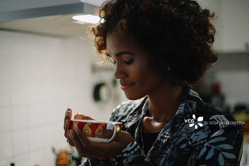 女人在家享受茶图片素材