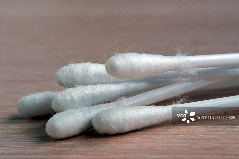 木质表面上的棉签特写照片图片素材