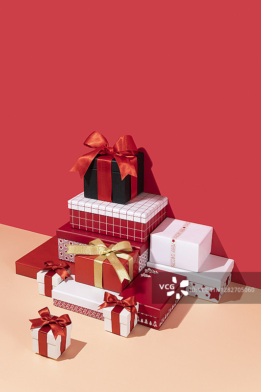 红色背景上的圣诞礼盒图片素材