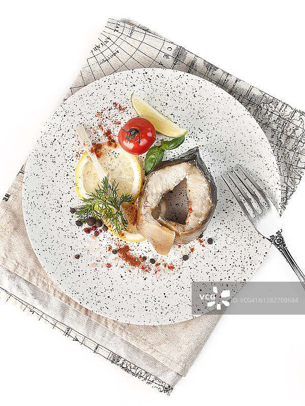 美食摄影：鲟鱼配柠檬、蔬菜和香料图片素材