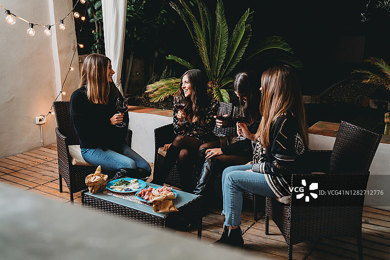 朋友一起喝红酒聊天图片素材