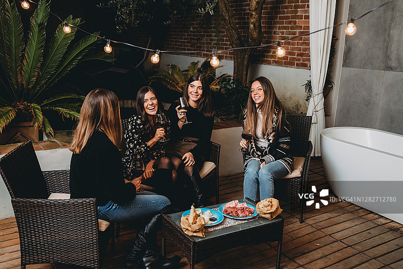 朋友一起喝红酒聊天图片素材