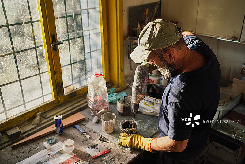 在他的工作室里制作聚酯混合物的工艺人图片素材