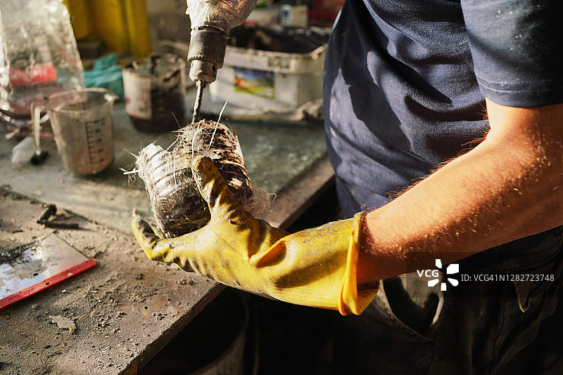 维修工人在他的工作室里用手动工具混合聚酯图片素材