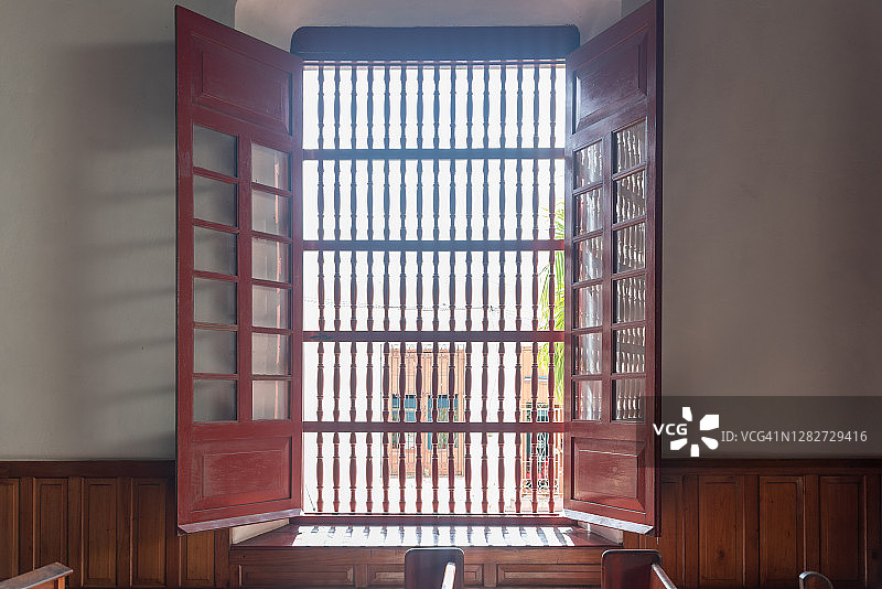 古巴奥尔金殖民风格木制窗户图片素材