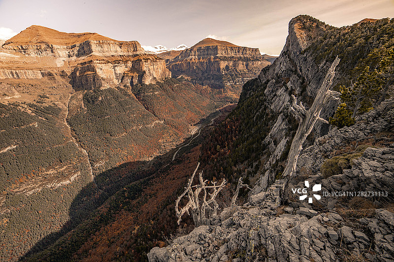 西班牙比利牛斯山脉奥尔德萨和佩迪多山国家公园秋色图片素材