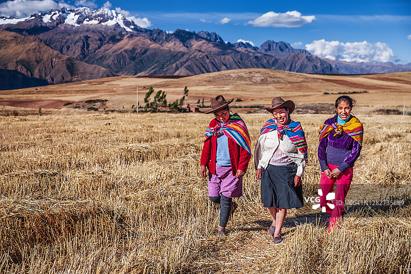 穿着民族服装的秘鲁妇女穿过神圣山谷图片素材