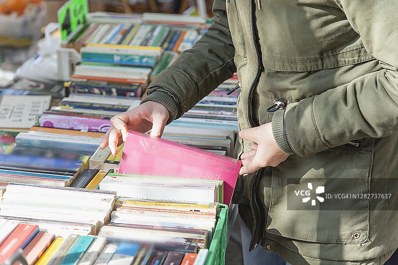 疫情期间少女逛跳蚤市场图片素材
