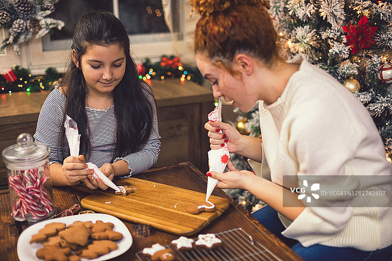 年轻家庭在家准备圣诞饼干图片素材