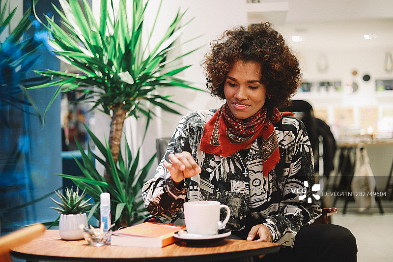 黑人女性在咖啡馆喝茶阅读肖像照图片素材