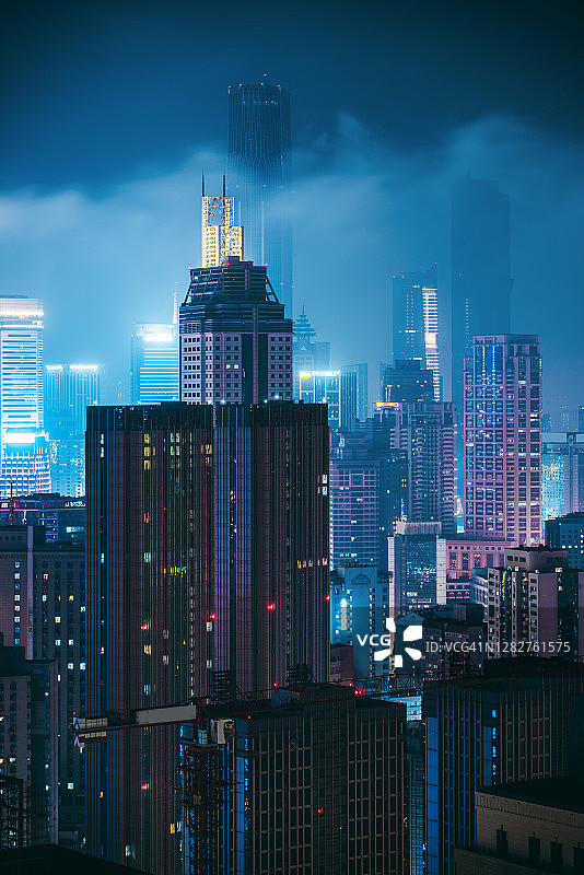 夜幕下云雾缭绕的城市图片素材