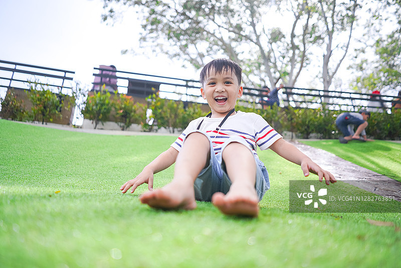 玩耍的男孩图片素材