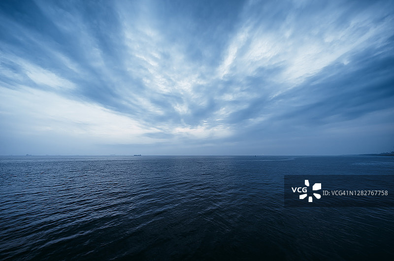 多云天气海景图片素材