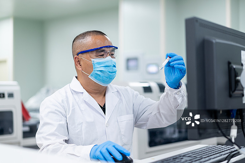 戴口罩在医院实验室工作的医生图片素材