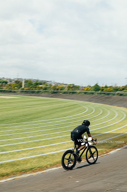 骑公路自行车的年轻男子图片素材